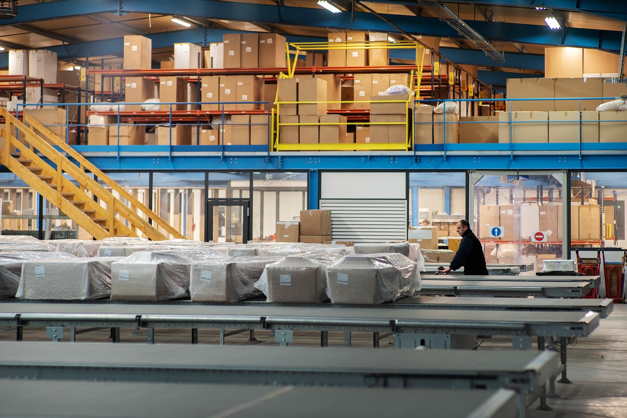 entrepot avec marchandises emballees uai