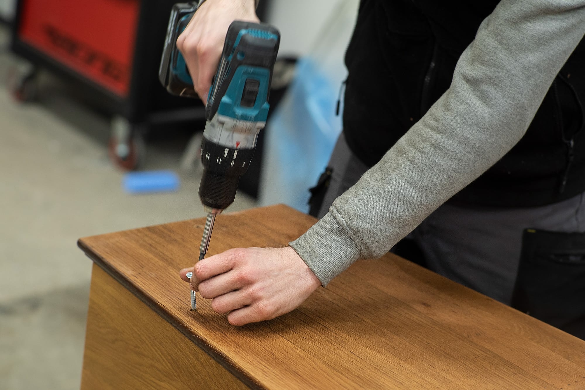 fixation d une vis avec une perceuse uai