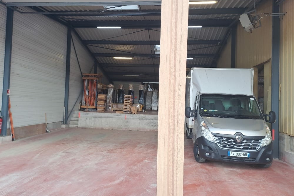 vehicule de livraison dans entrepot uai