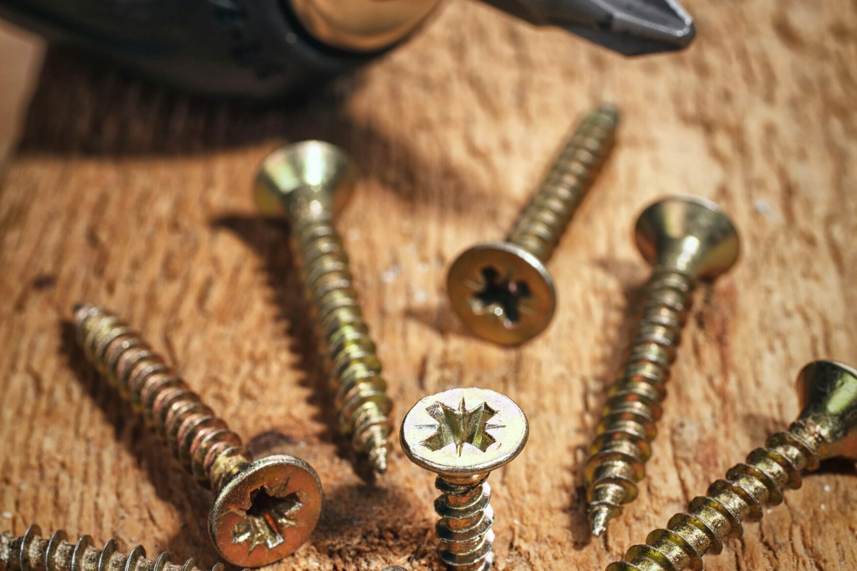 visseuse et vis bois scaled uai